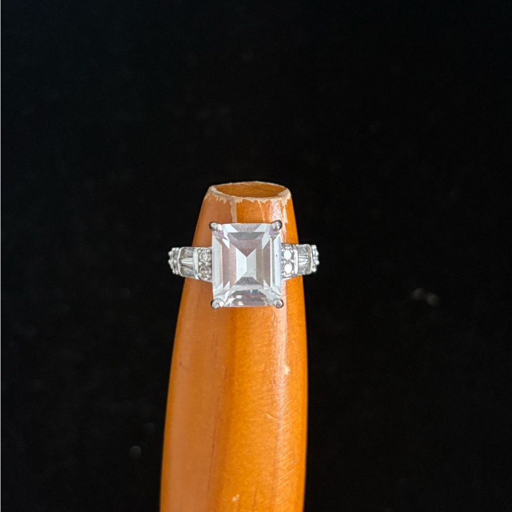 Stunning Sterling Silver Women's Ring with Clear Gemstone